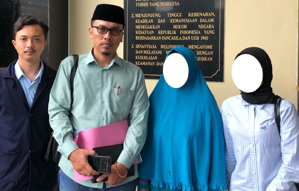 Foto: Kuasa hukum korban Nanang Syafi Qurrahman bersama korban Khodariyah dan cucu berinisial AIP. (Doc Nanang Syafi Qurrahman)