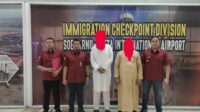 Foto : Saat Petugas Imigrasi Mengantar 2 WN Pakistan Di Bandara Sukarno Hata, Jakarta. Doc : Humas Imigrasi Blitar