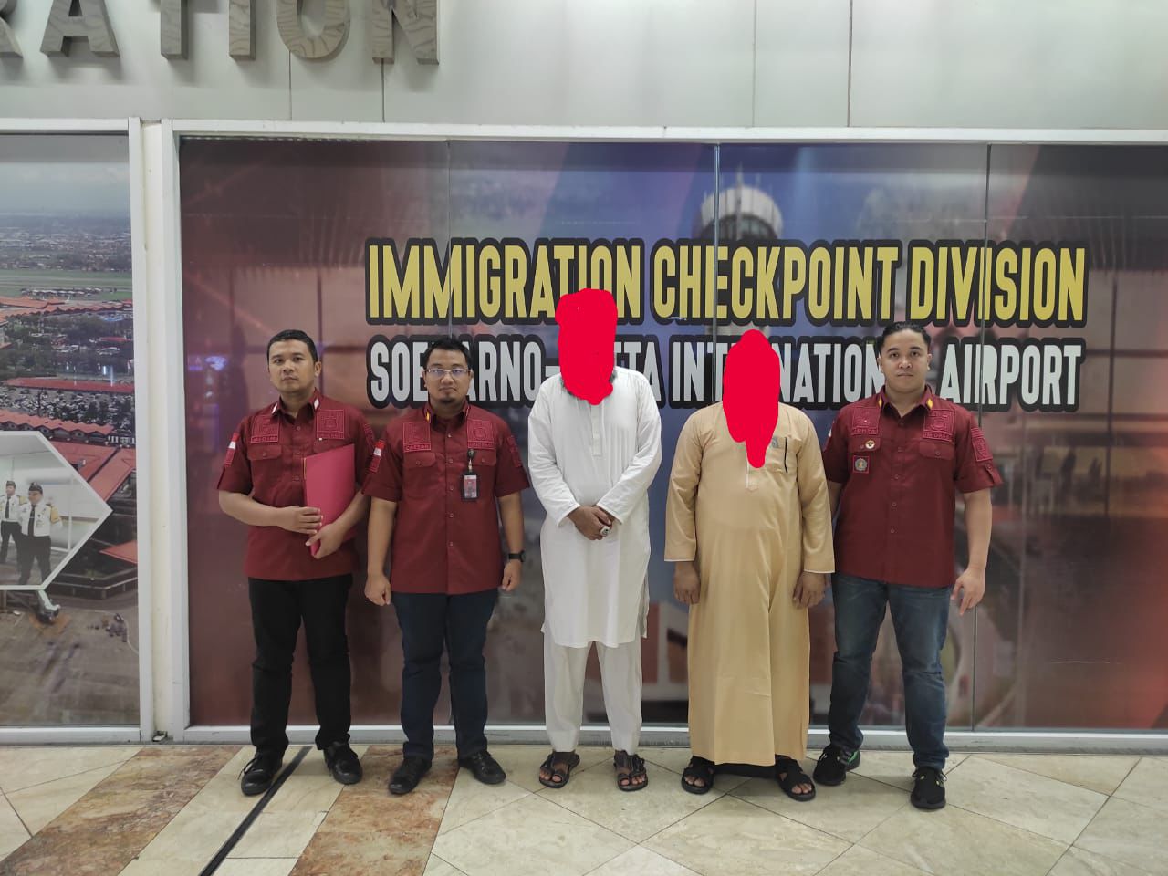 Foto : Saat Petugas Imigrasi Mengantar 2 WN Pakistan Di Bandara Sukarno Hata, Jakarta. Doc : Humas Imigrasi Blitar