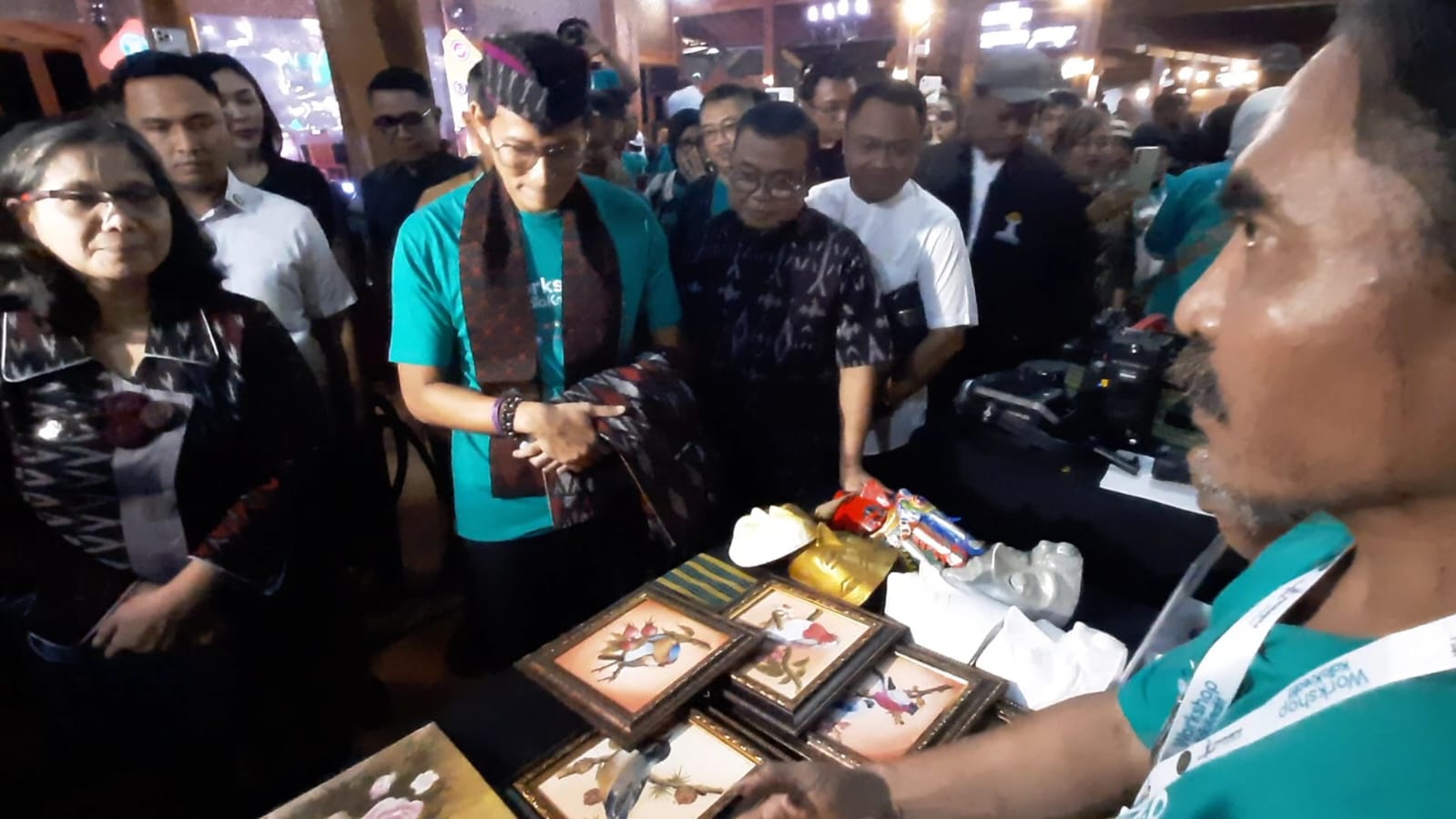 Foto: Menteri Pariwisata dan Ekonomi Kreatif (Menparekraf) Republik Indonesia, Sandiaga Salahuddin Uno, membuka Workshop Peningkatan Inovasi dan Kewirausahaan Kabupaten/ Kota Kreatif (KaTa Kreatif) di Rumah Makan Lanny, Kabupaten Kediri, Jawa Timur, pada Sabtu (22/6/2024). (Anis/metaranews)