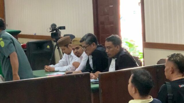 Foto : Samsudin Jalani Persidangan yang Menghadirkan Saksi Yang Meringankan di Pengadilan Negeri Blitar. Doc Humas Pengadilan Negeri Blitar