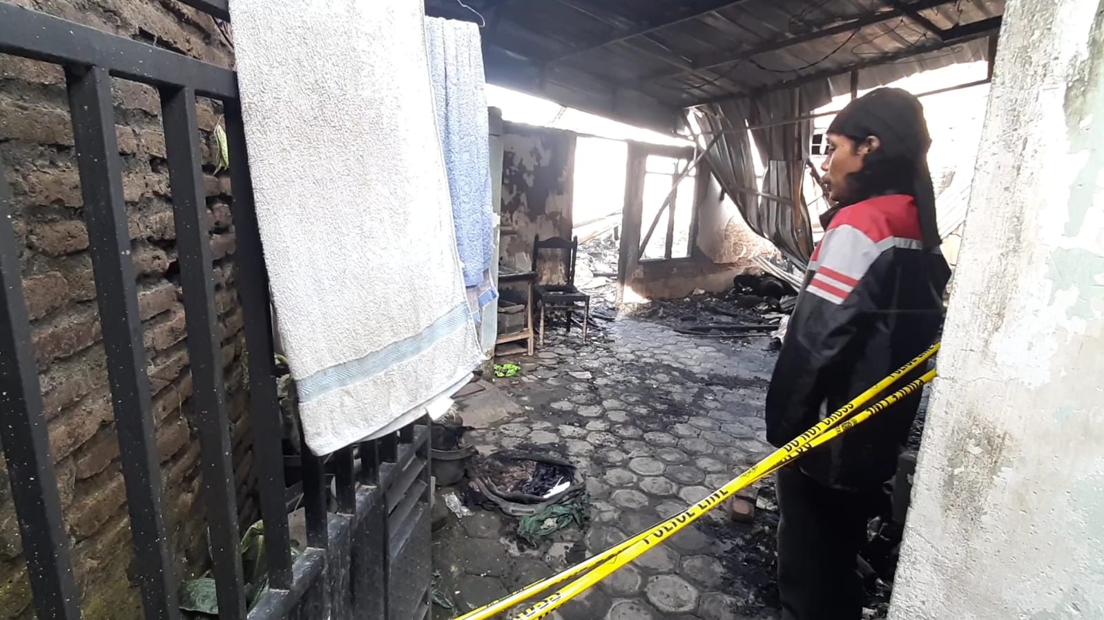 Foto : Bekas kebakaran rumah diKelurahan, Pakunden, Kecamatan Pesantren, Kota Kediri, terbakar hebat pada Selasa (2/7/2024) dini hari. (Anis/metaranews)