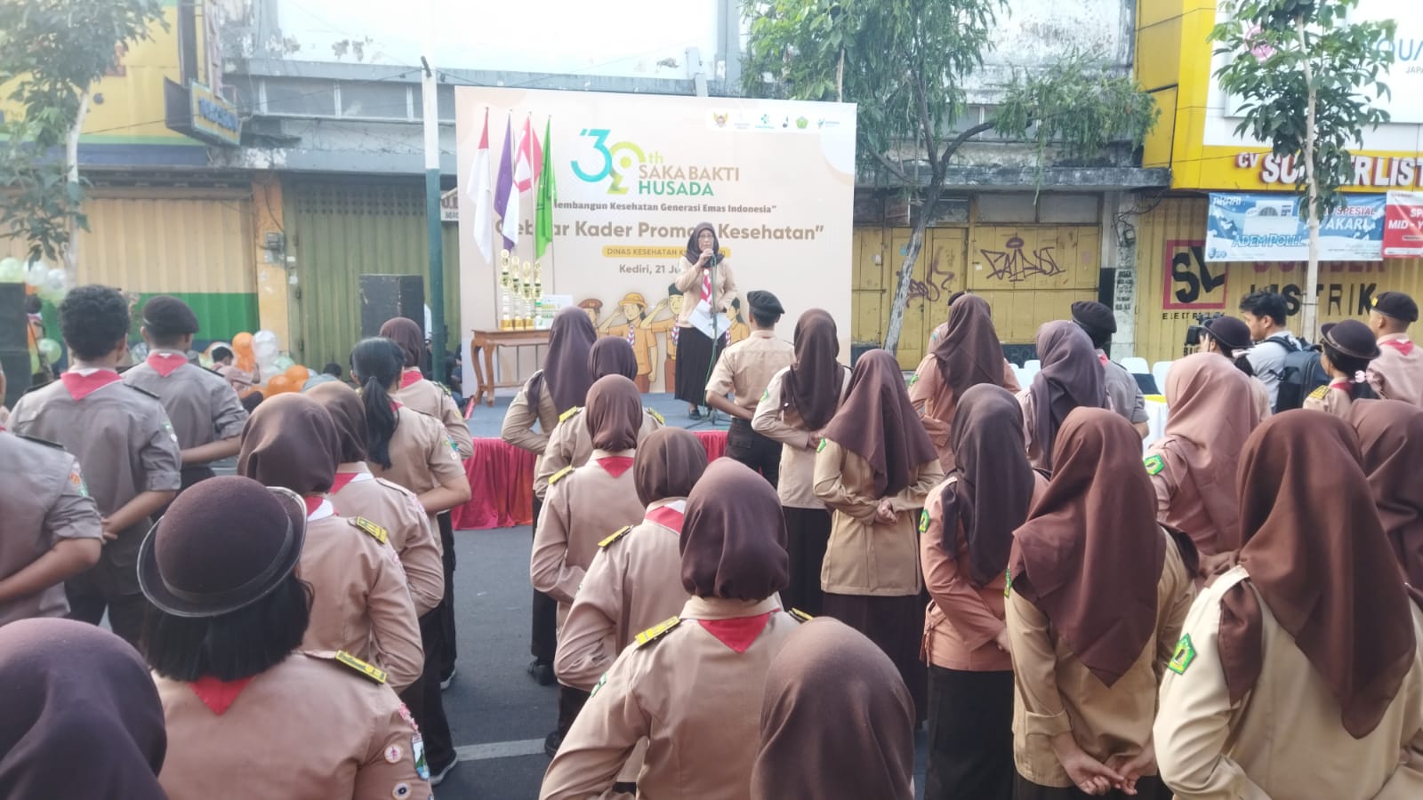 Foto: Dinas Kesehatan (Dinkes) Kota Kediri menggelar gebyar kader remaja promosi kesehatan dalam rangka Hari Ulang Tahun (HUT) Saka Bakti Husada (SBH) di area Car free Day, jalan Dhojo, Minggu (21/7/2024). 