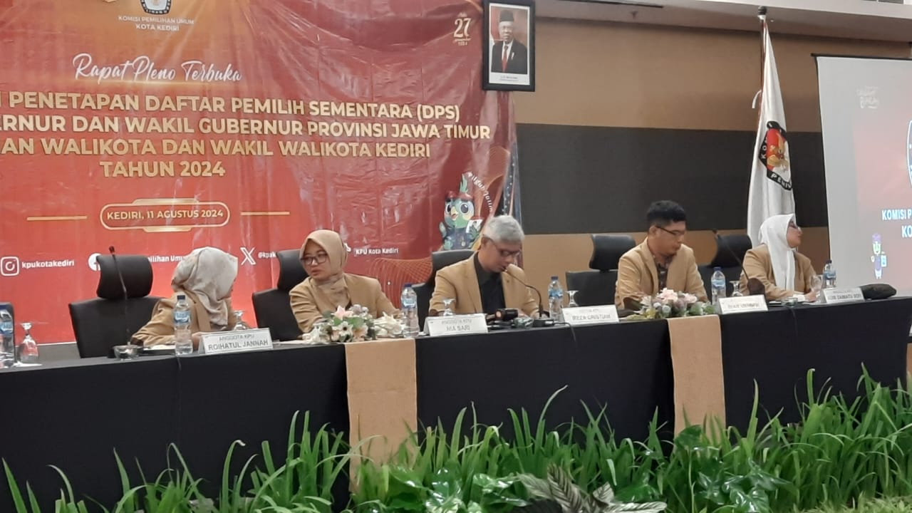 Foto: KPU Kota Kediri menggelar pleno terbuka Daftar Pemilih Sementara (DPS) di Hotel Grand Surya, Minggu (11/8/2024). (Anis/metaranews)