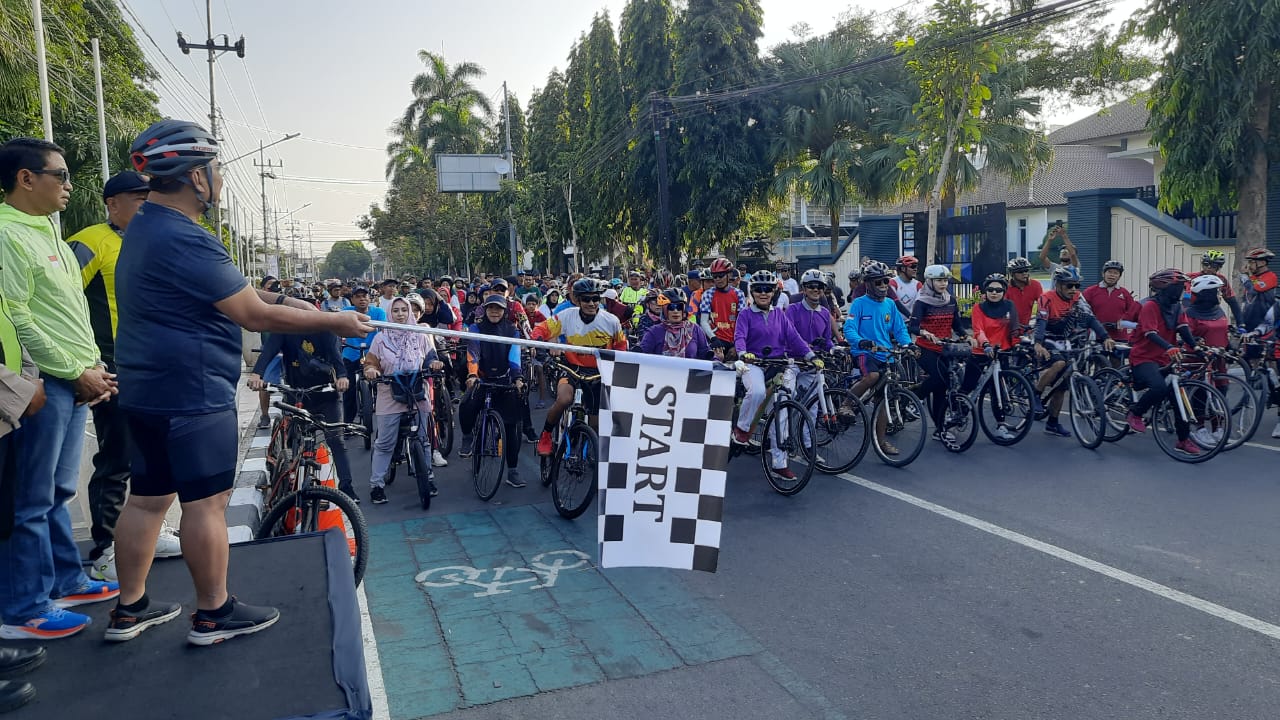 Foto: Suasana pemberangkatan Fun Bike 2024 di halaman Balaikota Kediri, Minggu (8/9/2024). (Anis/metaranews)