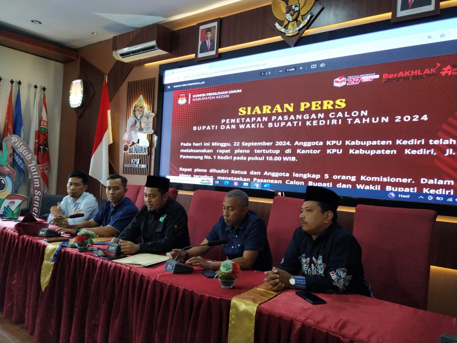 Foto: KPU Kabupaten Kediri saat menetapkan dua pasangan calon untuk Pemilihan Bupati dan Wakil Bupati (Pilbup) Kediri 2024. (Anis/metaranews)