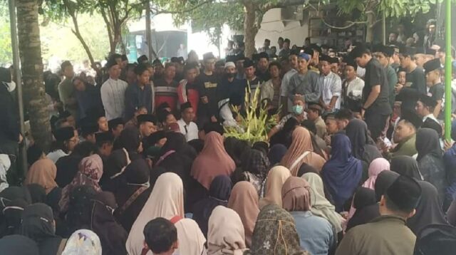 Foto: Saat warga ziarah ke Pondok Pesantren (Ponpes) Assa'idiyah, Jalan HOS Cokroaminoto, Kelurahan Jamsaren, Kecamatan Pesantren, Kota Kediri, Minggu (22/9/2024). (Anis/metaranews)