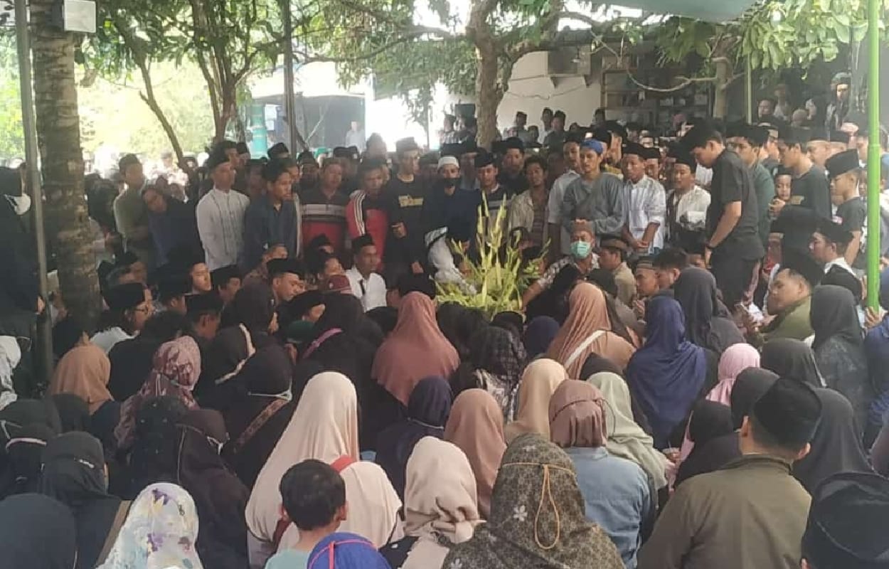 Foto: Saat warga ziarah ke Pondok Pesantren (Ponpes) Assa'idiyah, Jalan HOS Cokroaminoto, Kelurahan Jamsaren, Kecamatan Pesantren, Kota Kediri, Minggu (22/9/2024). (Anis/metaranews)