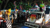 Foto: Kirab maskot Pemilihan kepala daerah (Pilkada) 2024 di kawasan wisata SLG Kabupaten Kediri, Selasa malam (24/9/2024). (Anis/metaranews)