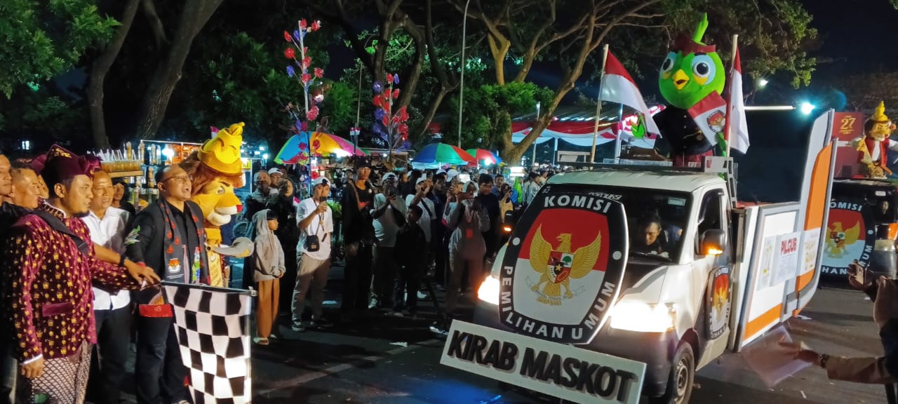 Foto: Kirab maskot Pemilihan kepala daerah (Pilkada) 2024 di kawasan wisata SLG Kabupaten Kediri, Selasa malam (24/9/2024). (Anis/metaranews)