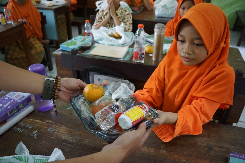 foto : para siswa SDN 1 Kepatihan Jombang saat menikmati makan siang bergizi gratis./Karimatul Maslahah/