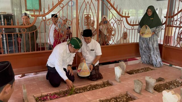 Cabup - Cawabup Kediri 2024 saat berkunjung ke makam ulama (Darman/Metara)