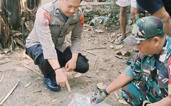 Foto: Petugas saat mengamankan mortir yang ditemukan di Lereng Kelud Kediri, Minggu (29/9/2024). (Doc Polsek Ngancar)