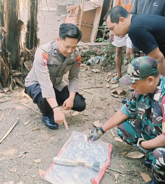 Foto: Petugas saat mengamankan mortir yang ditemukan di Lereng Kelud Kediri, Minggu (29/9/2024). (Doc Polsek Ngancar)