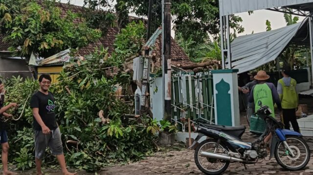 Hujan lebat disertai angin kencang yang terjadi di sejumlah titik di Kabupaten Kediri pada Minggu (13/10/2024) sore mengakibatkan belasan rumah warga rusak (Anis Firmansyah/Metaranews)