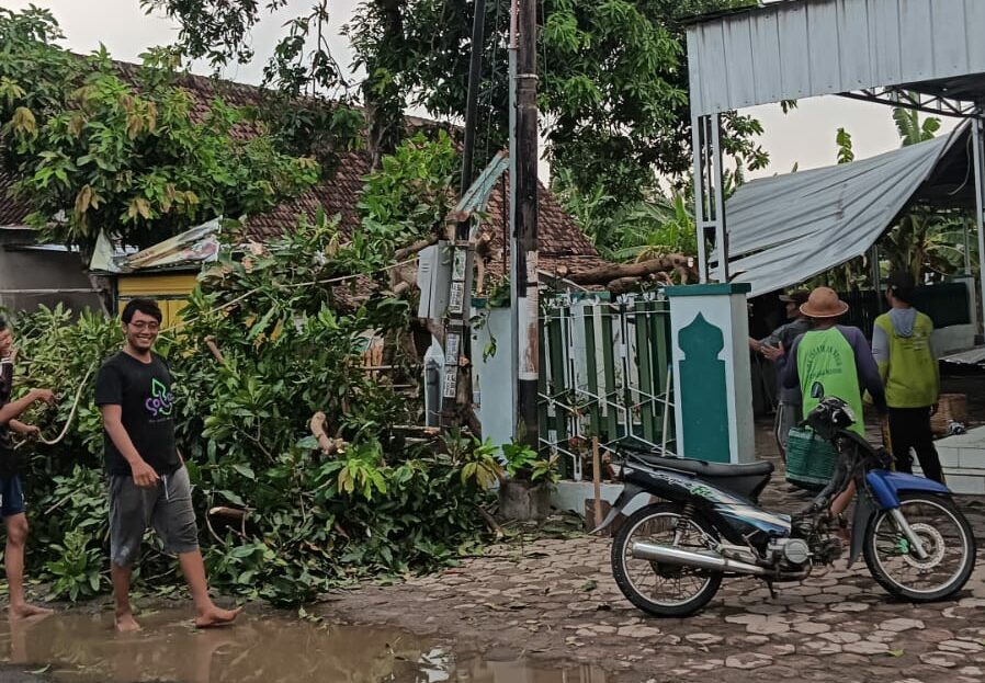 Hujan lebat disertai angin kencang yang terjadi di sejumlah titik di Kabupaten Kediri pada Minggu (13/10/2024) sore mengakibatkan belasan rumah warga rusak (Anis Firmansyah/Metaranews)