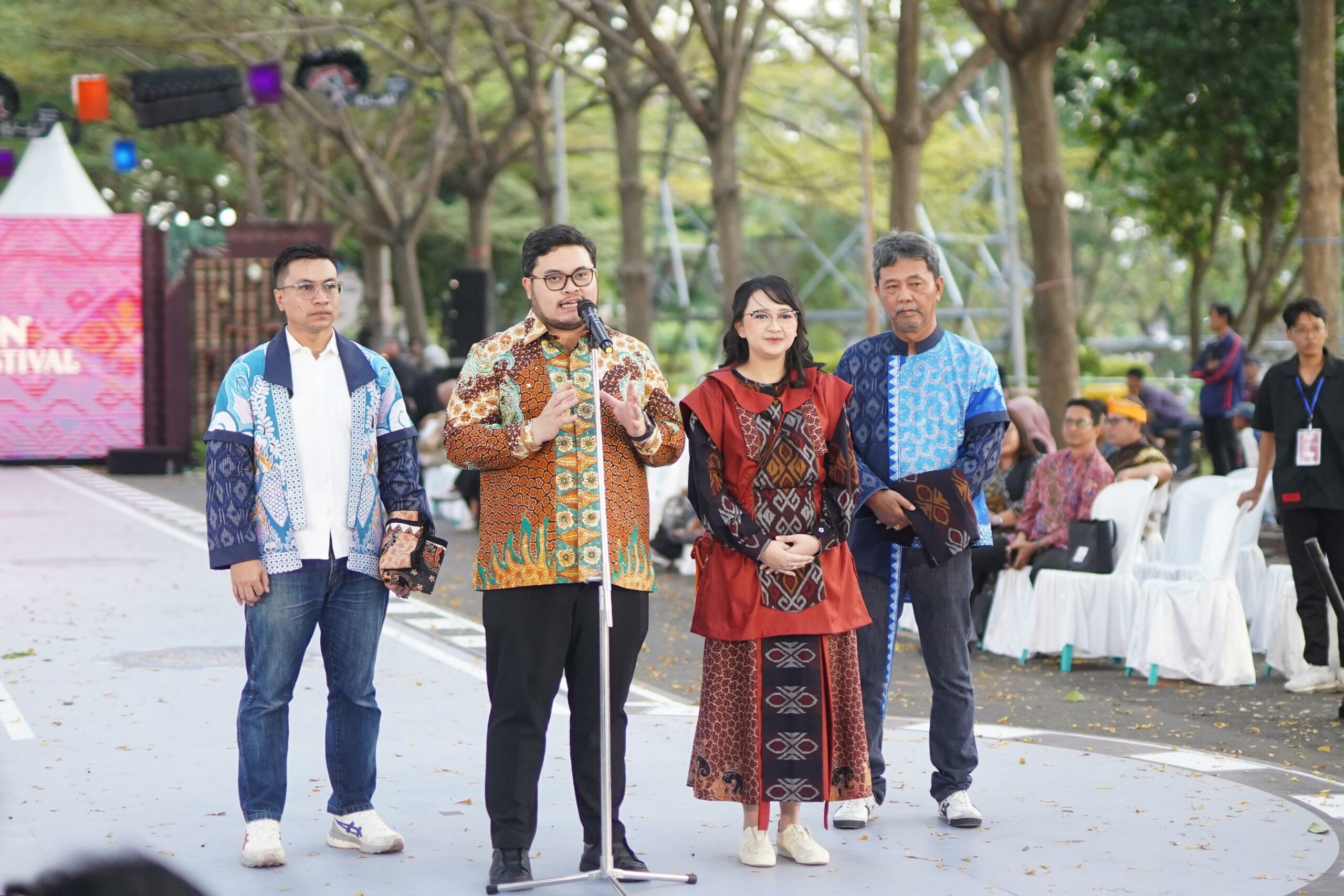 Bupati Kediri membuka Festival Batik Kediri (KOminfo Kabupaten Kediri)