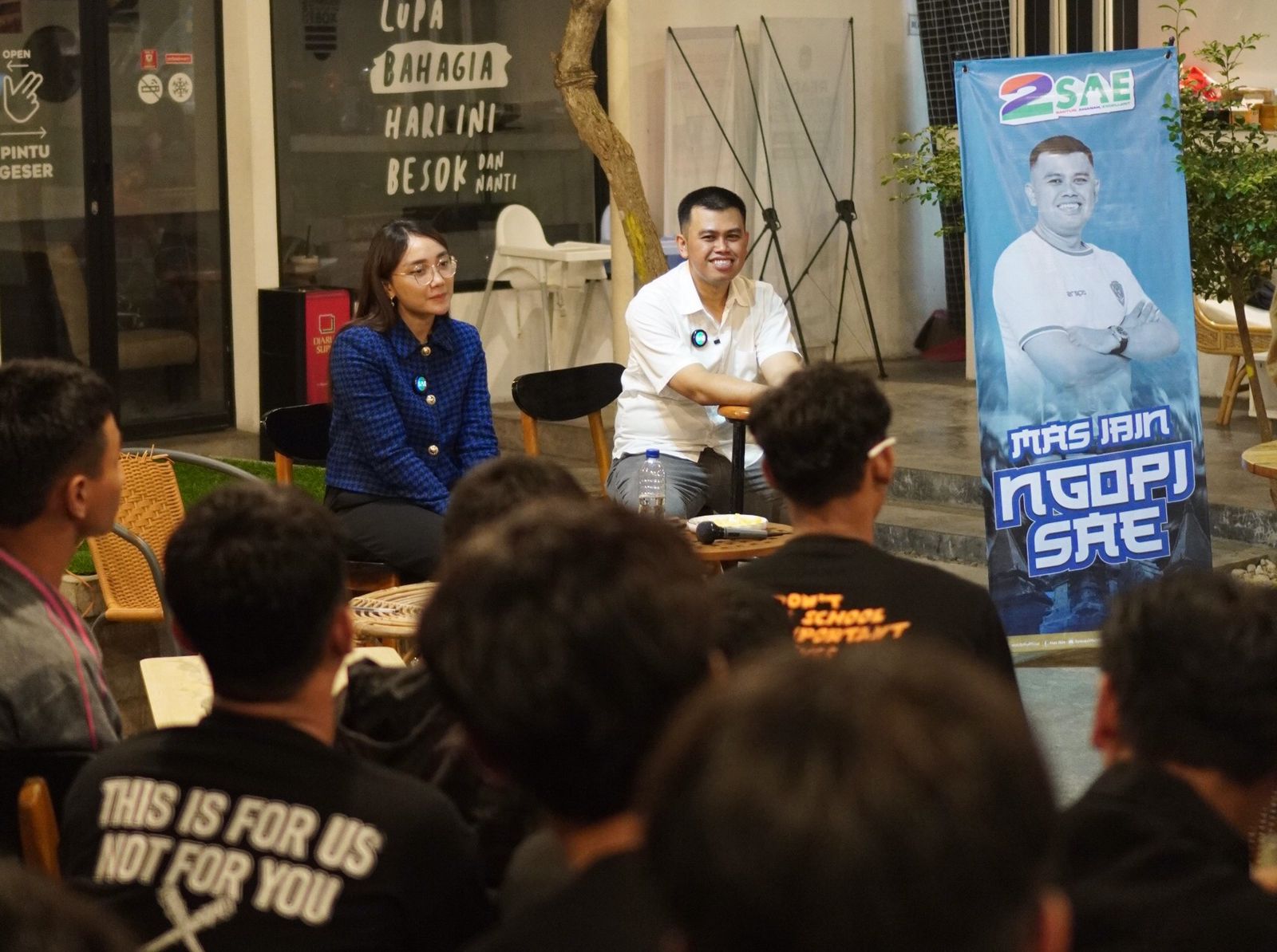 Foto : Pasangan Mas Ibin - Elim Ngopi Bareng Gen Z di salah Satu Cafe di Kota Blitar, Sabtu (5/10/2024) malam. Doc : Bahtiar/ Metaranews.co