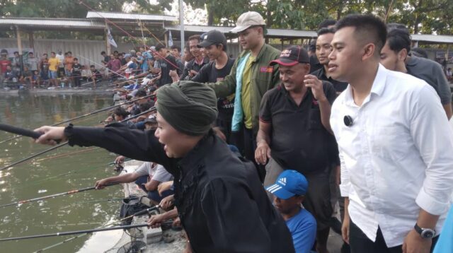 Cagub Jatim Luluk Nur Hamida dan Cawali Kota Blitar Mas Ibin Mancing Bersama Ribuan Warga, Jumat (25/10/2024). Doc : Bahtiar/ Metaranews.co