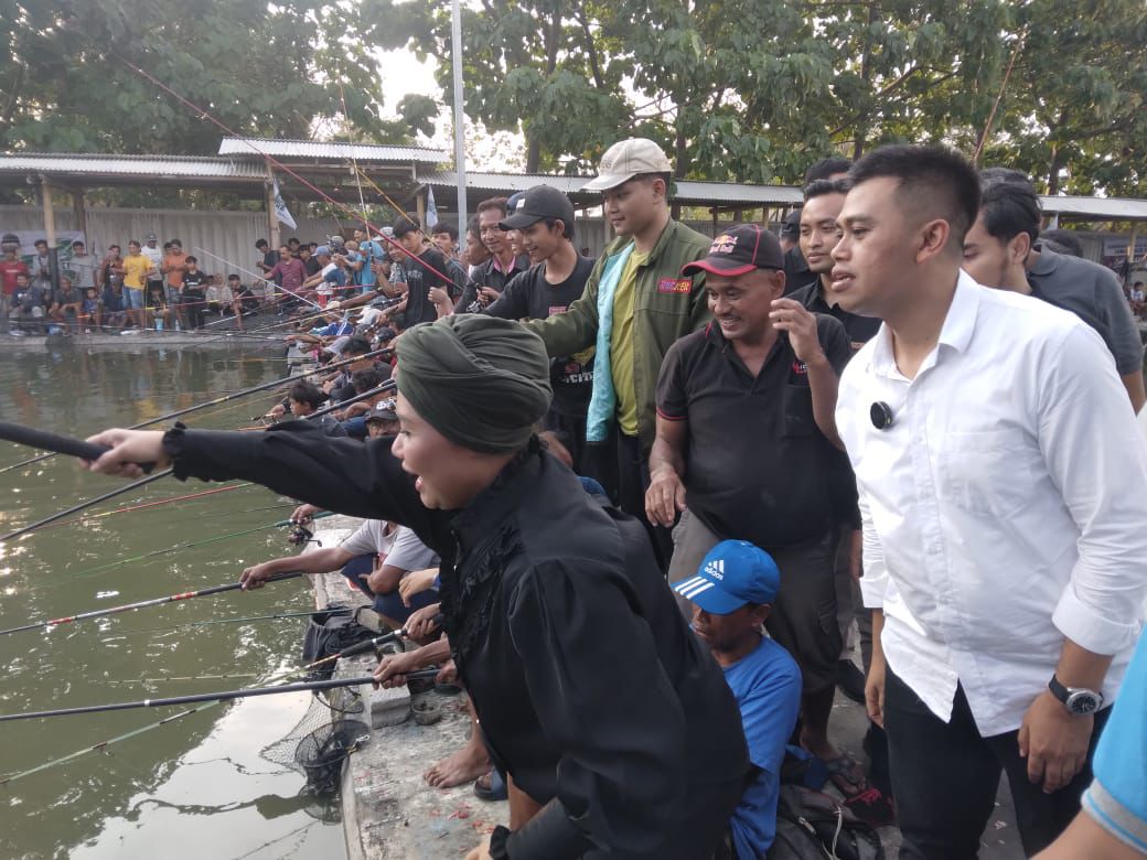 Cagub Jatim Luluk Nur Hamida dan Cawali Kota Blitar Mas Ibin Mancing Bersama Ribuan Warga, Jumat (25/10/2024). Doc : Bahtiar/ Metaranews.co