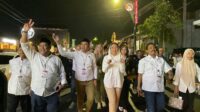 Foto : Elim Tyu Samba dan Mas Ibin Saat Berjalan Bersama dengan Warga. Doc ; Bahtiar / Metaranews.co