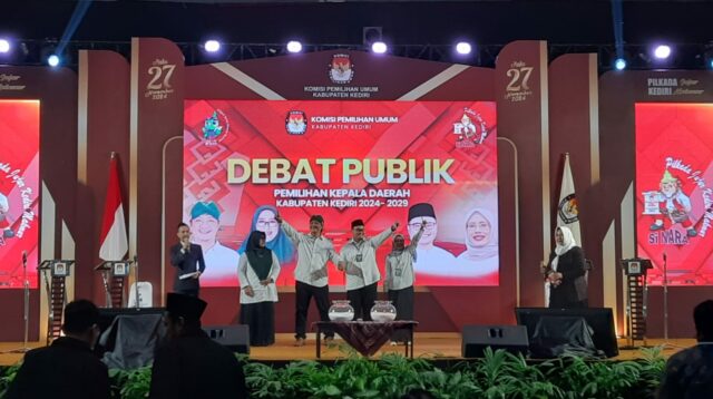 Foto: Suasana debat terbuka perdana yang difasilitasi KPU Kabupaten Kediri di Insumo Kediri Convention Center (IKCC) Kota Kediri, Kamis (24/10/2024) malam. (Anis/metaranews)