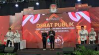 Foto: Dua paslon di Debat pamungkas antar pasangan calon (paslon) Pemilihan Bupati dan Wakil Bupati (Pilbup) Kediri 2024 di Convention Hall Simpang Lima Gumul (SLG) Kediri itu berlangsung seru, Kamis (14/11/2024). (Anis/metaranews)