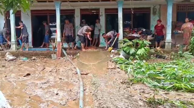 Foto : Kondisi rumah warga di Binangun Kabupaten Blitar yang terendam banjir, Minggu (1/12/2024). Doc : Bahtiar/ Metaranews.co