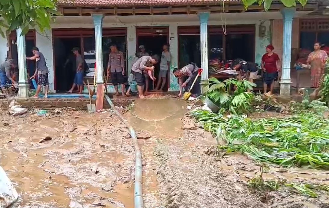 Foto : Kondisi rumah warga di Binangun Kabupaten Blitar yang terendam banjir, Minggu (1/12/2024). Doc : Bahtiar/ Metaranews.co