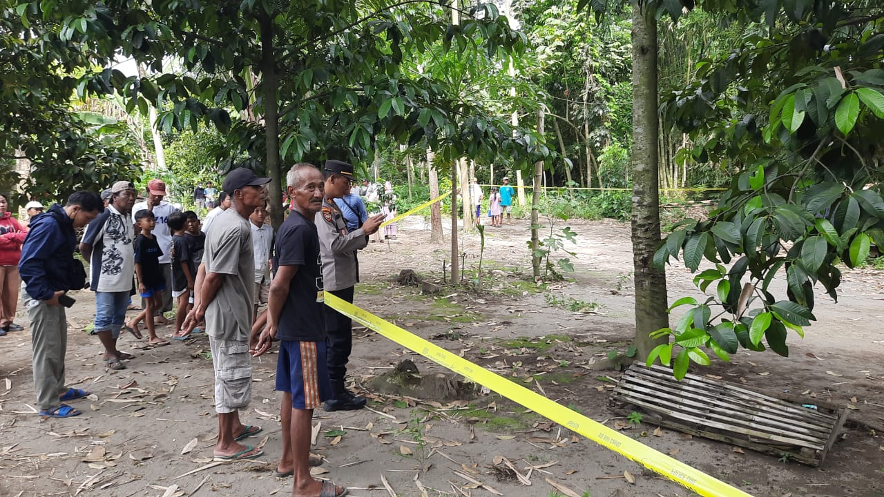 Foto: Suasana rumah satu keluarga di Desa Pandantoyo, Kecamatan Ngancar, Kabupaten Kediri, Jawa Timur, ditemukan tergeletak bersimbah darah, Kamis (5/12/2024). (Anis/metaranews)