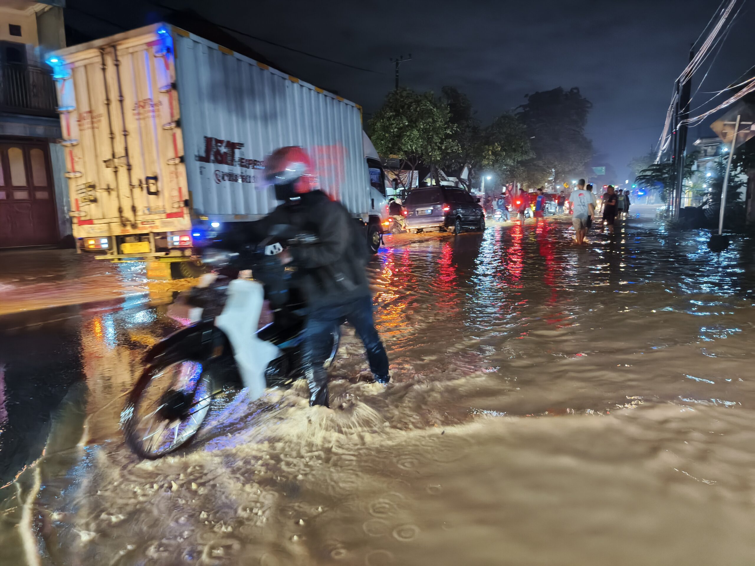 Jalur utama Kediri - Nganjuk kebanjiran karena luapan sungai di Desa Banyakan Kabupaten Kediri (Ubaidhillah/Metara)