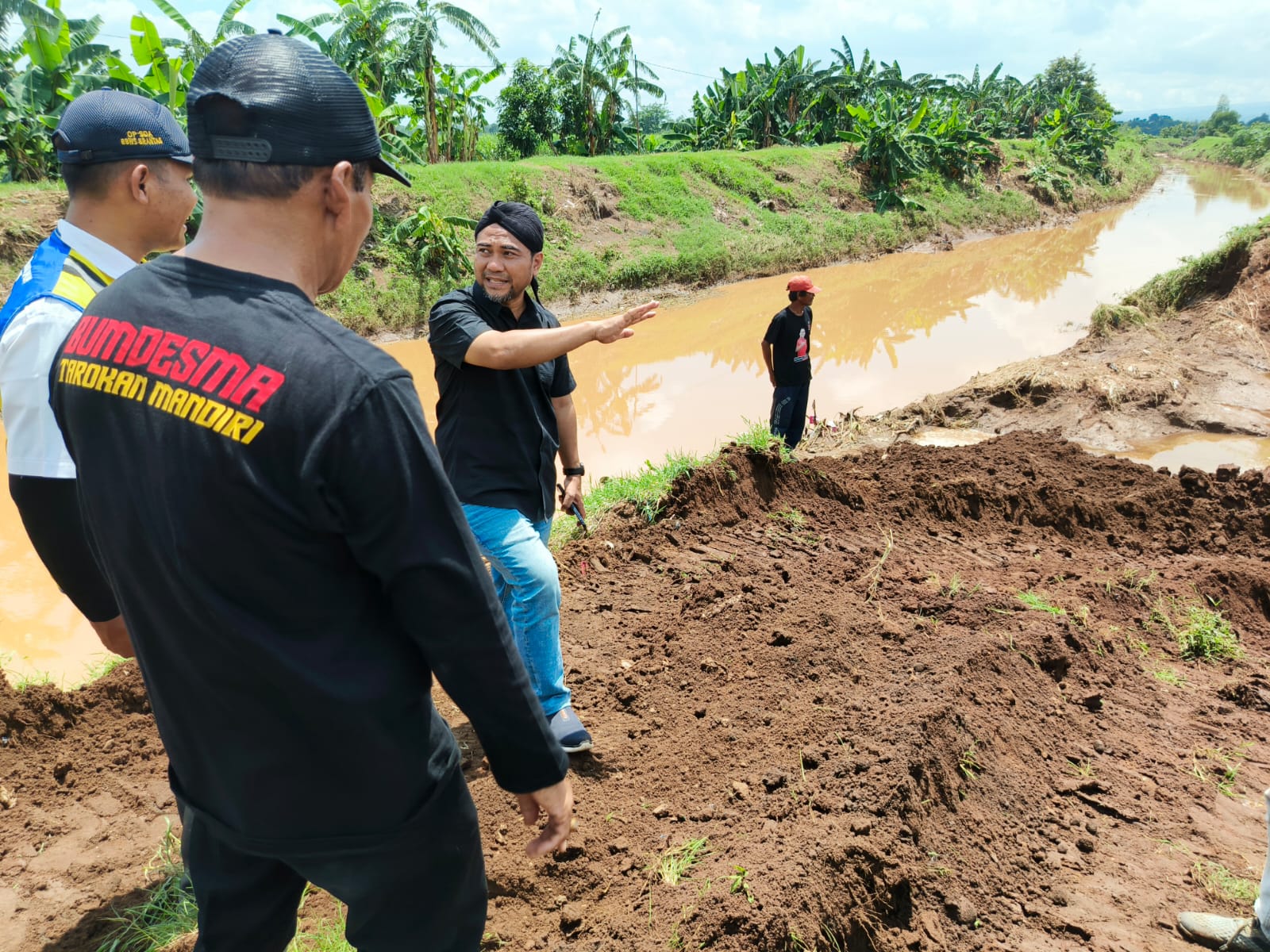 Anggota Komisi D DPRD Jatim Khusnul Arif meninjau tanggul jebol di Desa Kaliboto, Tarokan, Kediri (Ubaidhillah/Metara)