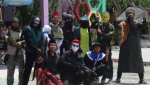 Skirmish airsofter Kediri mengenakan pakaian unik (Ubaidhillah/Metaranews)