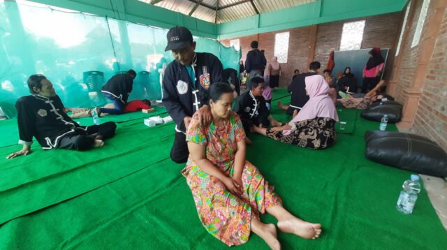 Foto: Pendekar perguruan Ikatan Keluarga Silat (IKS) Putra Indonesia Kera Sakti menggelar bakti sosial (baksos) pengobatan alternatif dalam rangka peringatan Hari Ulang Tahun (HUT) perguruan yang ke-45 di Kelurahan Pojok, Kota Kediri, Minggu (19/1/2025). (Anis/metaranews)