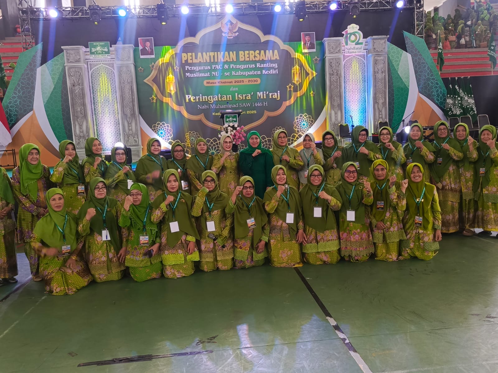 Foto: Khofifah menghadiri pelantikan Pengurus PAC dan ranting Muslimat NU se-Kabupaten Kediri di GOR Joyoboyo, Kota Kediri pada Minggu (26/1/2025). (Doc humas)