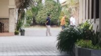 Polisi memeriksa lokasi kejadian di salah satu hotel yang ada di Kota Kediri (Muchlis/Metara)