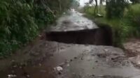 Foto: Tangkapan video amatir Jalan penghubung antar desa Sepawon, Kecamatan Plosoklaten, Kabupaten Kediri, terputus akibat derasnya arus banjir, Rabu (29/1/2025). (Doc BPBD Kabupaten Kediri)