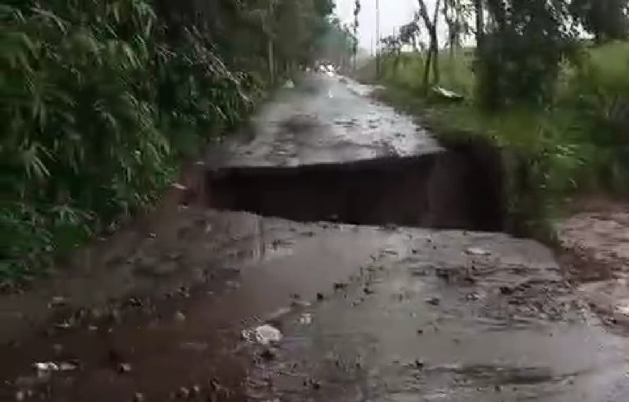 Foto: Tangkapan video amatir Jalan penghubung antar desa Sepawon, Kecamatan Plosoklaten, Kabupaten Kediri, terputus akibat derasnya arus banjir, Rabu (29/1/2025). (Doc BPBD Kabupaten Kediri)