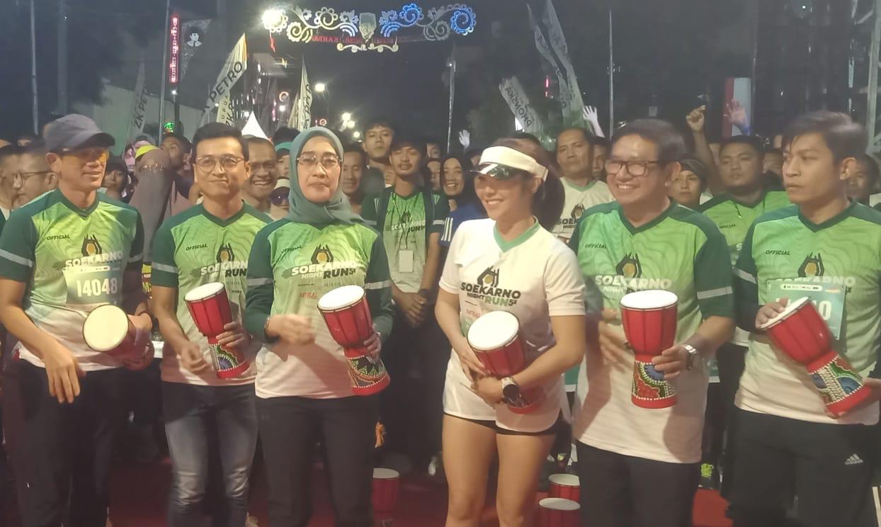 Foto : Anggota DPR RI hingga Artis Gisel Anastasia Bersama Ribuan Warga Ikuti Soekarno Nigth Run 2025 di Blitar, Sabtu (22/2/2025) Doc : Bahtiar/ Metaranews.co