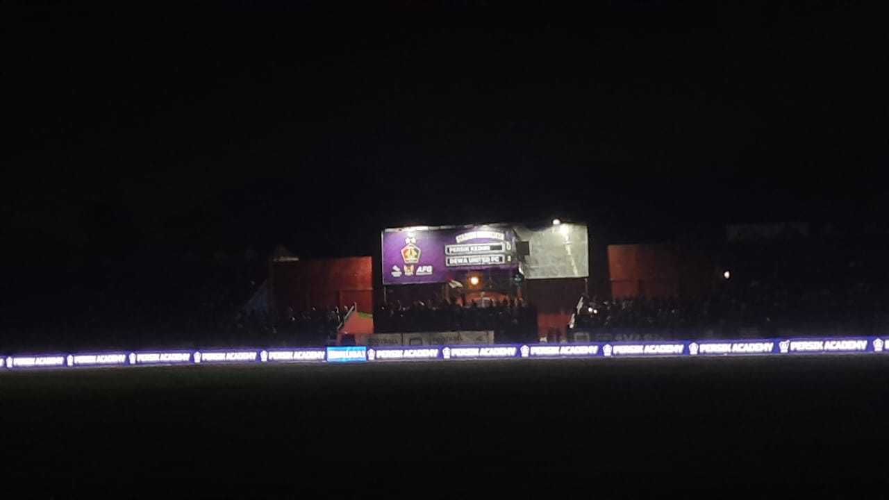 Foto: Suasana Lampu penerangan Stadion Brawijaya itu padam pada babak pertama menit ke-33. (Anis/metaranews)