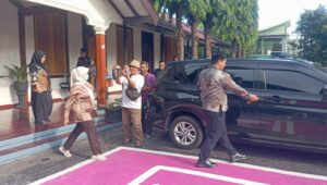 foto : Mak Rini Mantan Bupati Blitar Diperiksa oleh Kejaksaan Negeri Kabupaten Blitar. Rabu (16/4/2025) Doc : Bahtiar/ Metaranews.co