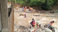 Foto: tim SAR melakukan pengurusan di sungai Bruni (Darman/Metara)