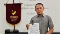 Keterangan Foto : Nurjianto, Wasekjen Senapati Nusantara menunjukkan bukti penolakan