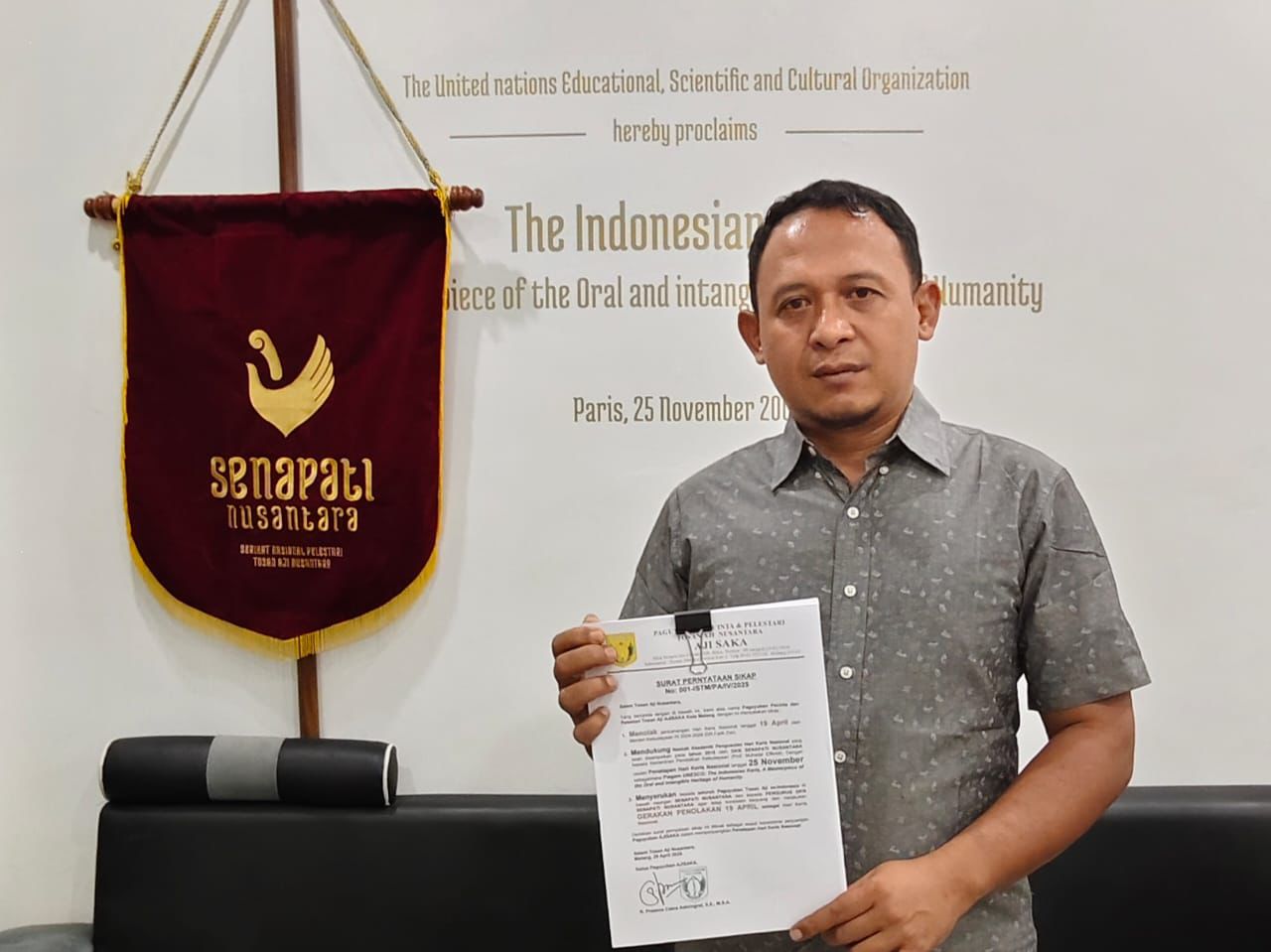 Keterangan Foto : Nurjianto, Wasekjen Senapati Nusantara menunjukkan bukti penolakan