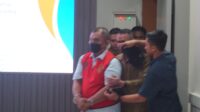 Foto : mantan Direktur Perumda Perkebunan Panglungan, Tjahja Fadjari saat ditetapkan sebagai tersangka oleh Kejari Jombang./Karimatul Maslahah/