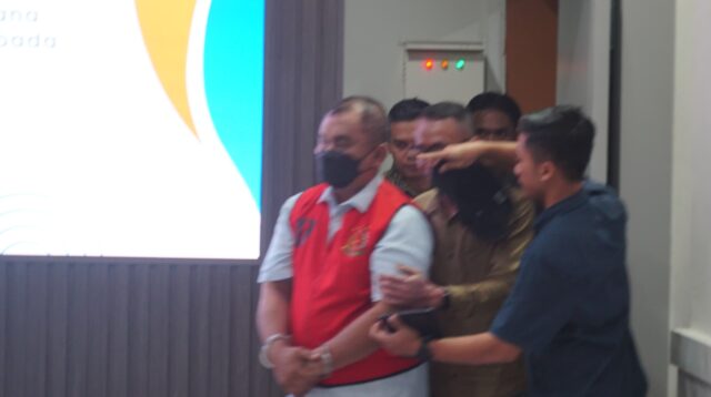 Foto : mantan Direktur Perumda Perkebunan Panglungan, Tjahja Fadjari saat ditetapkan sebagai tersangka oleh Kejari Jombang./Karimatul Maslahah/