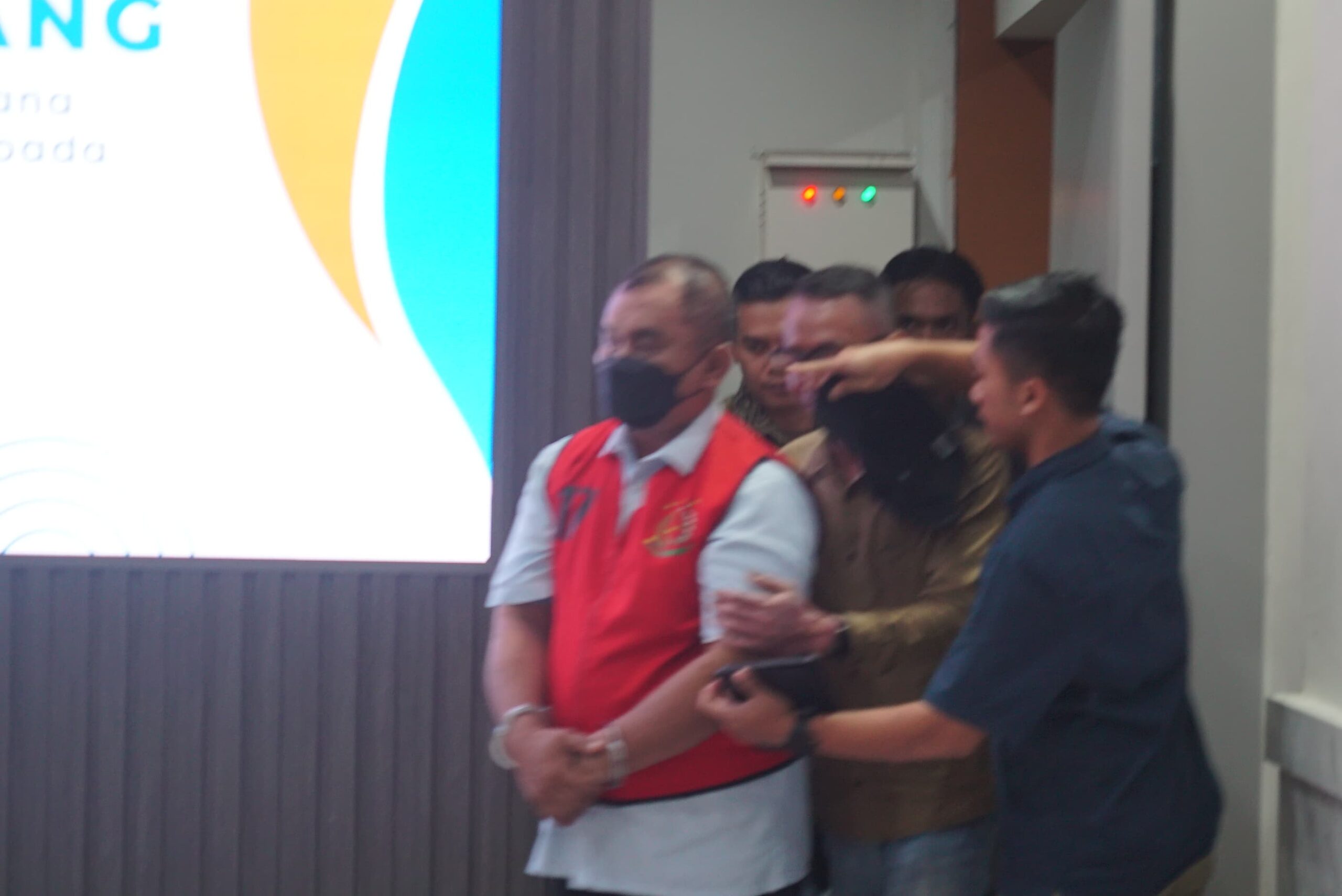 Foto : mantan Direktur Perumda Perkebunan Panglungan, Tjahja Fadjari saat ditetapkan sebagai tersangka oleh Kejari Jombang./Karimatul Maslahah/