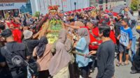 Foto : Warga Berebut Gunungan Tumpeng Hasil Bumi di Makam Bungkarno Kota Blitar, Minggu (1/6/2025) doc : Bahtiar/ Metaranews.co