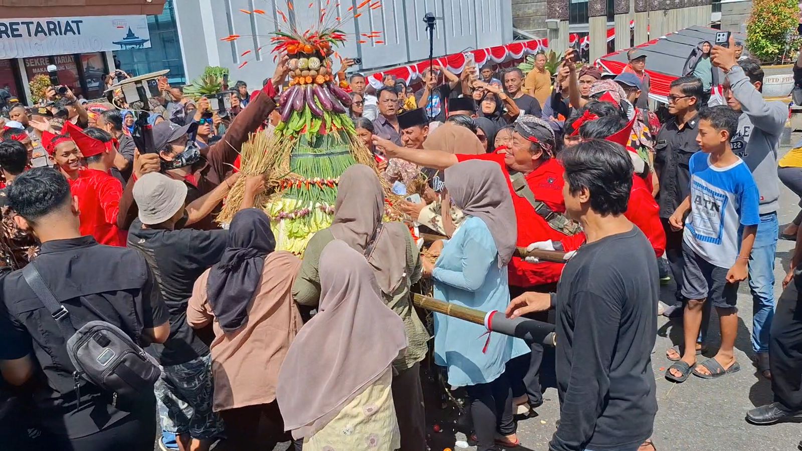 Foto : Warga Berebut Gunungan Tumpeng Hasil Bumi di Makam Bungkarno Kota Blitar, Minggu (1/6/2025) doc : Bahtiar/ Metaranews.co