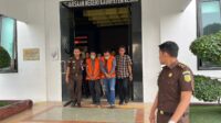 Caption : AS, OS dan S yang kini resmi mengenakan kaos oren setelah ditetapkan oleh Kajari Kabupaten Kediri sebagai tersangka kasus korupsi kredit fiktif, Senin (7/7/2025). Dock/MNasrul.